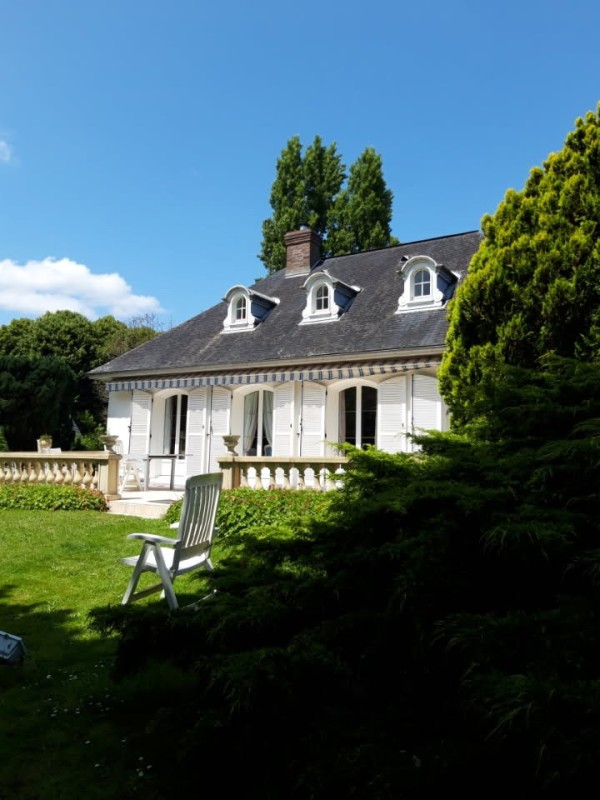 Rénovation des volets en bois et de la façade d’une maison à Mont-Saint-Aignan avec Peinture Legendre
